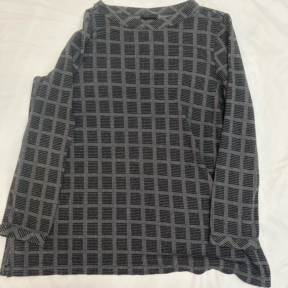 J. Jill Wearever Collection Womens Long Sleeve Top Black and white geo print .
